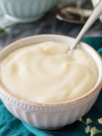 Vanilla pudding in bowl on blue towel