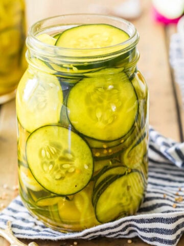 Jar of refrigerator pickles on a striped towel.