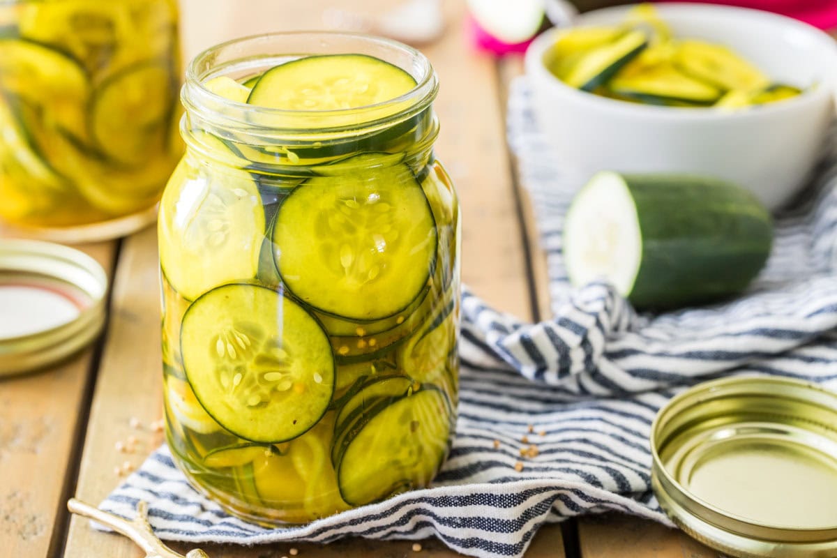 Jar of refrigerator pickles on a striped towel.